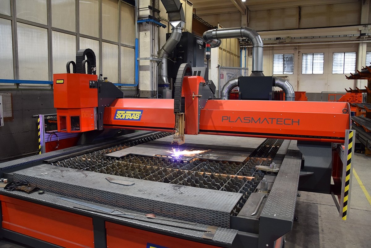 Une machine pour découpe laser et plasma, utilisée pour des processus de transformation de matériaux avec une haute précision.