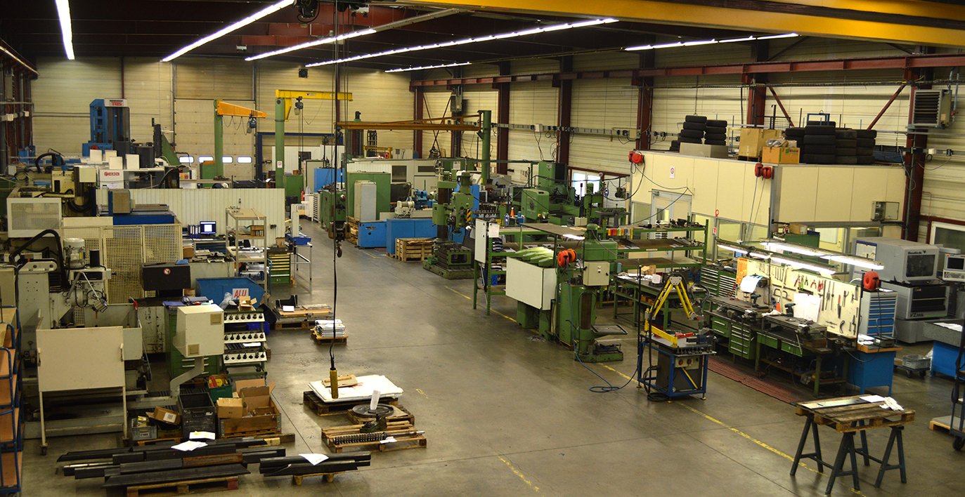 Intérieur d'une usine moderne avec processus automatisés, production optimisée, et chaînes efficaces pour une fabrication mécanique de haute qualité.