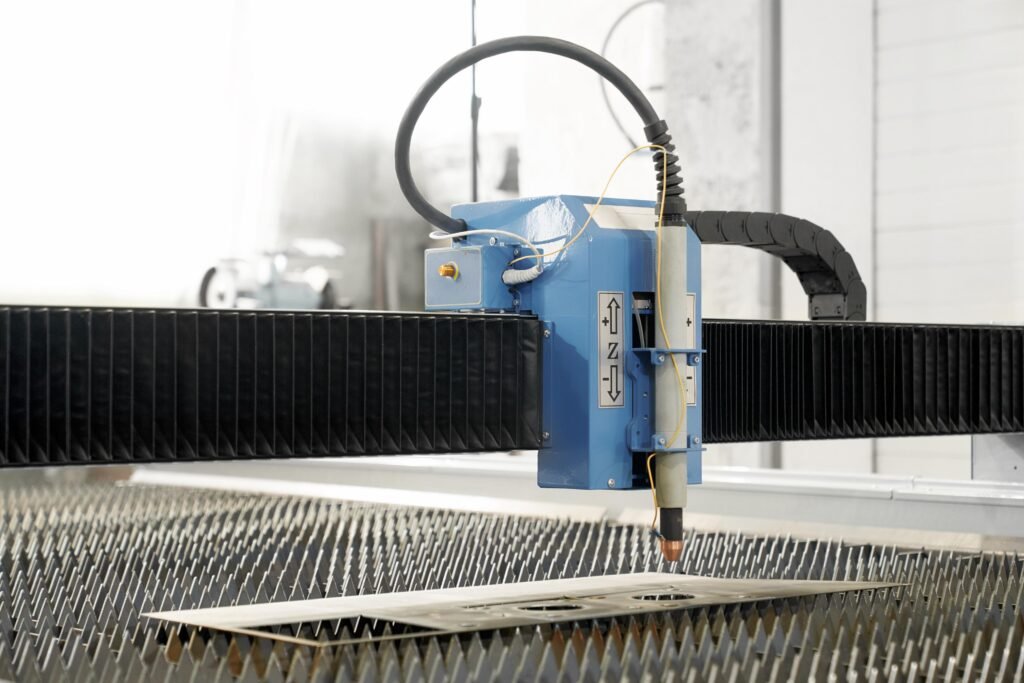 Découpe laser de tôlerie en cours