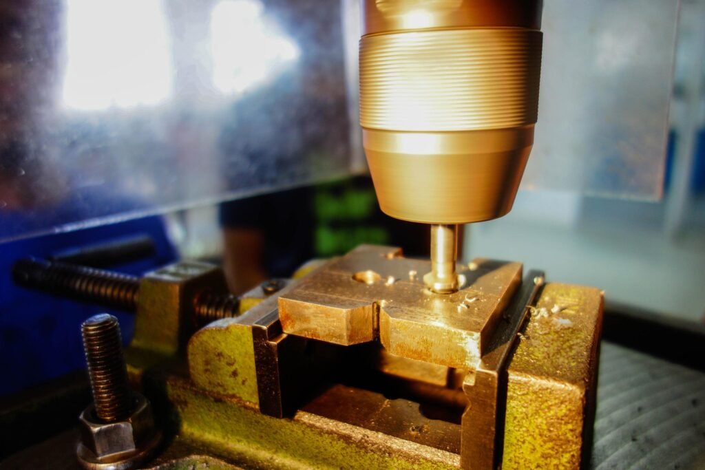 Fraisage en action : pièce en métal parfaitement usinée sur une fraiseuse CNC, montrant des arêtes nettes et des surfaces lisses