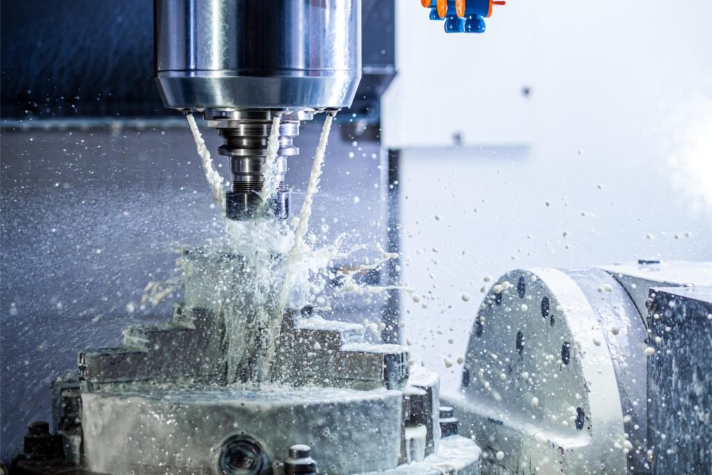 Fraisage avec eau : machine à fraisage CNC en action, utilisant un fluide de coupe pour refroidir et lubrifier l'outil