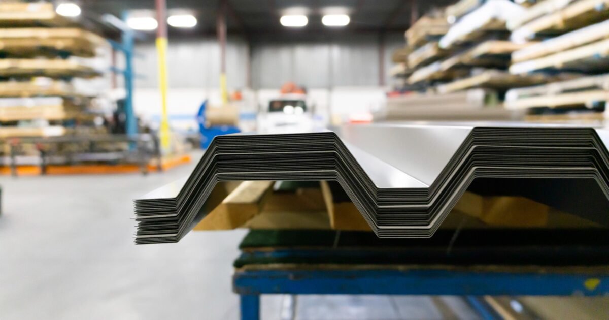 Pliage des tôles empilées dans un atelier industriel