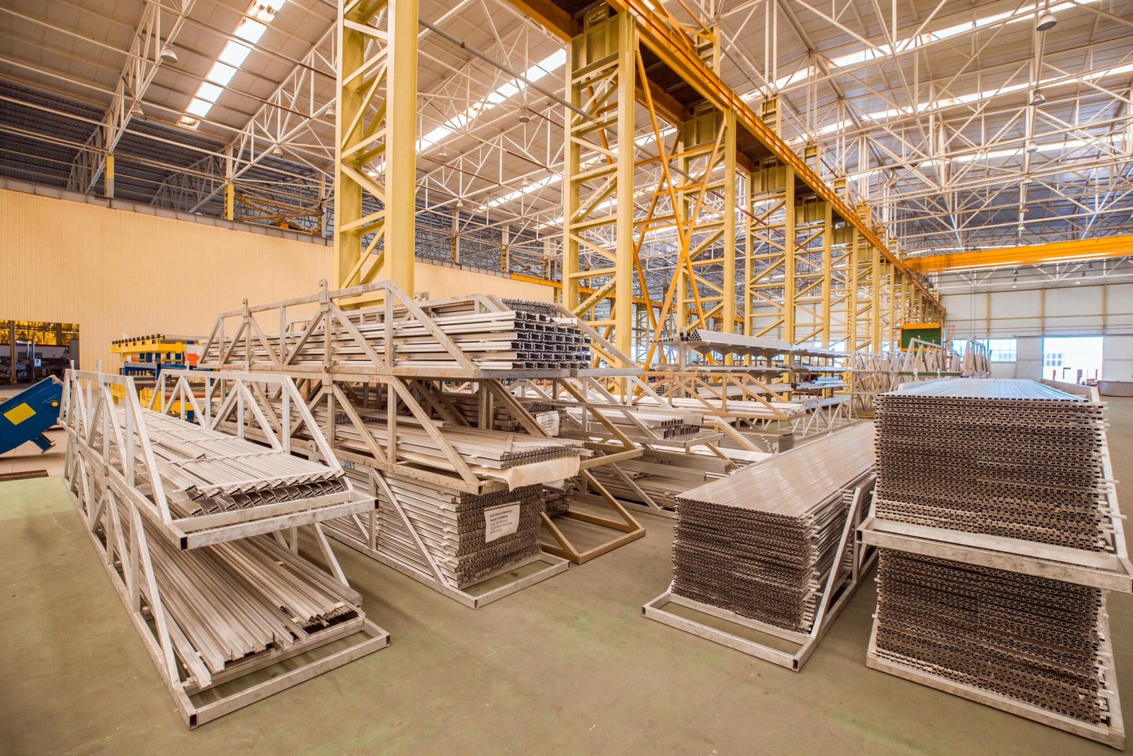 Poutres métalliques renforcées utilisées dans la construction d'un bâtiment industriel