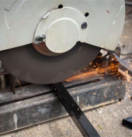 fabrication des pièces métallique avec une découpe