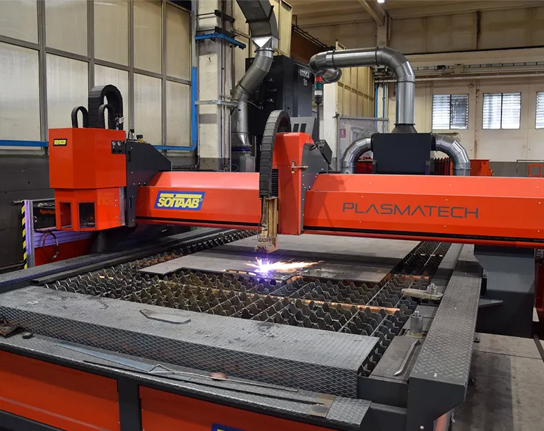 Une machine en train de faire une découpe laser pour notre service ingénierie.