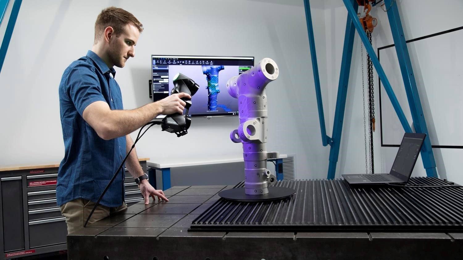 Personne travaillant pour le service de métrologie 3D chez Giga Steel.