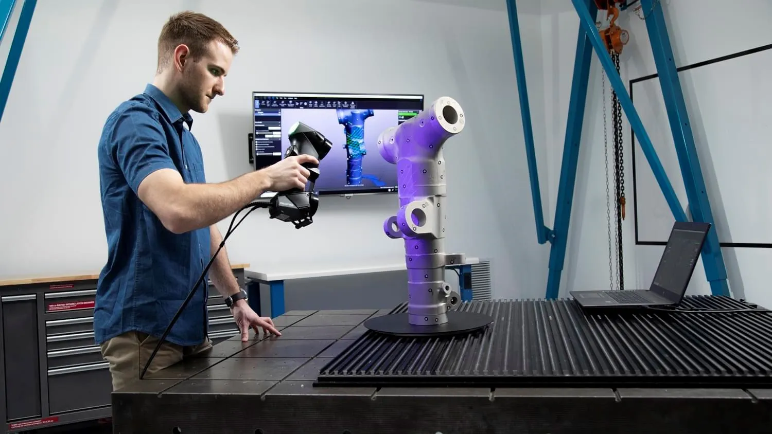 Personne travaillant pour le service de métrologie 3D chez Giga Steel.