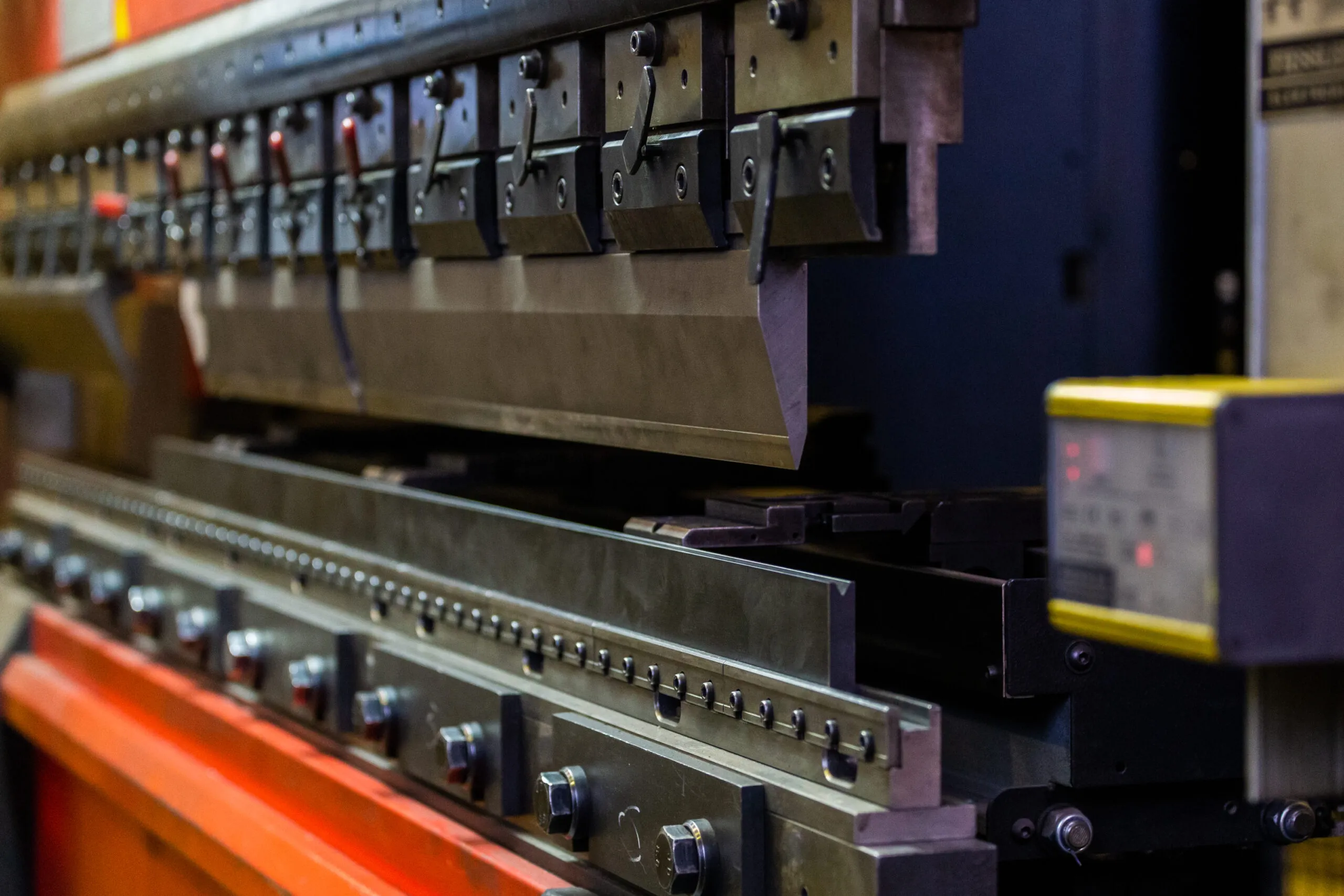 Machine de pliage métal en action