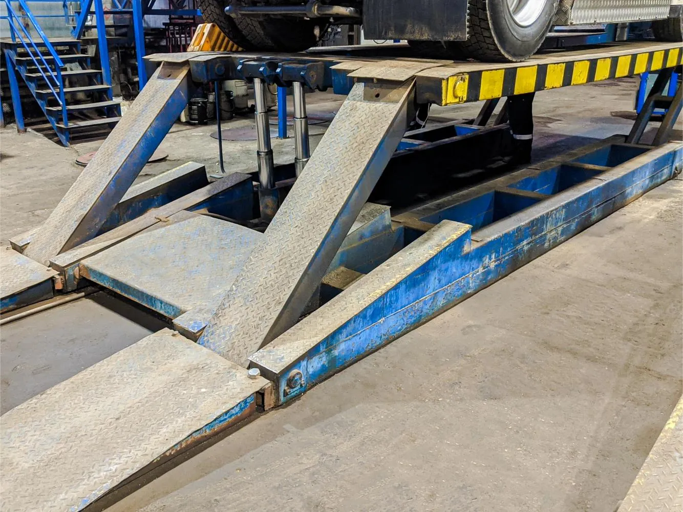 Pont bascule métallique utilisé pour peser un camion