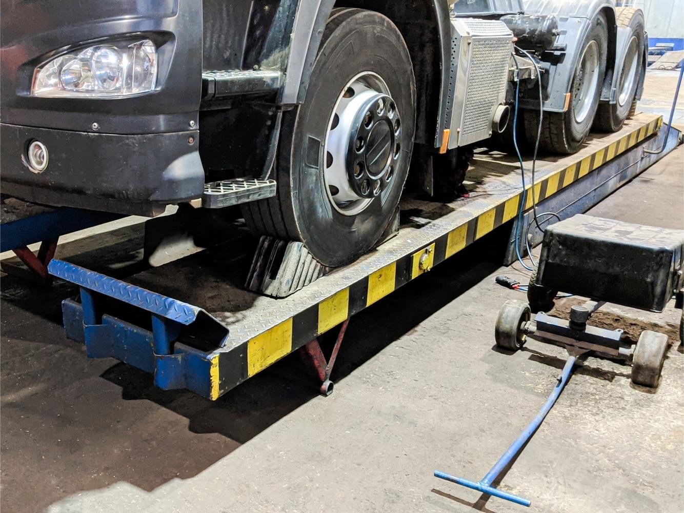 Véhicule sur un pont bascule métallique