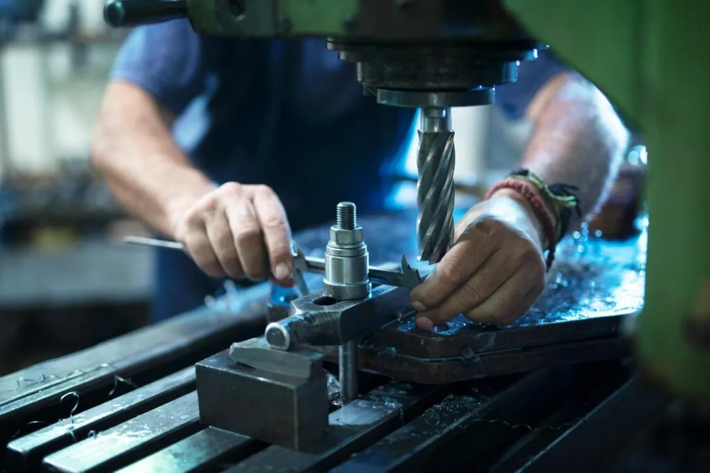 Perceuse CNC opérant dans un atelier moderne de CNC usinage.