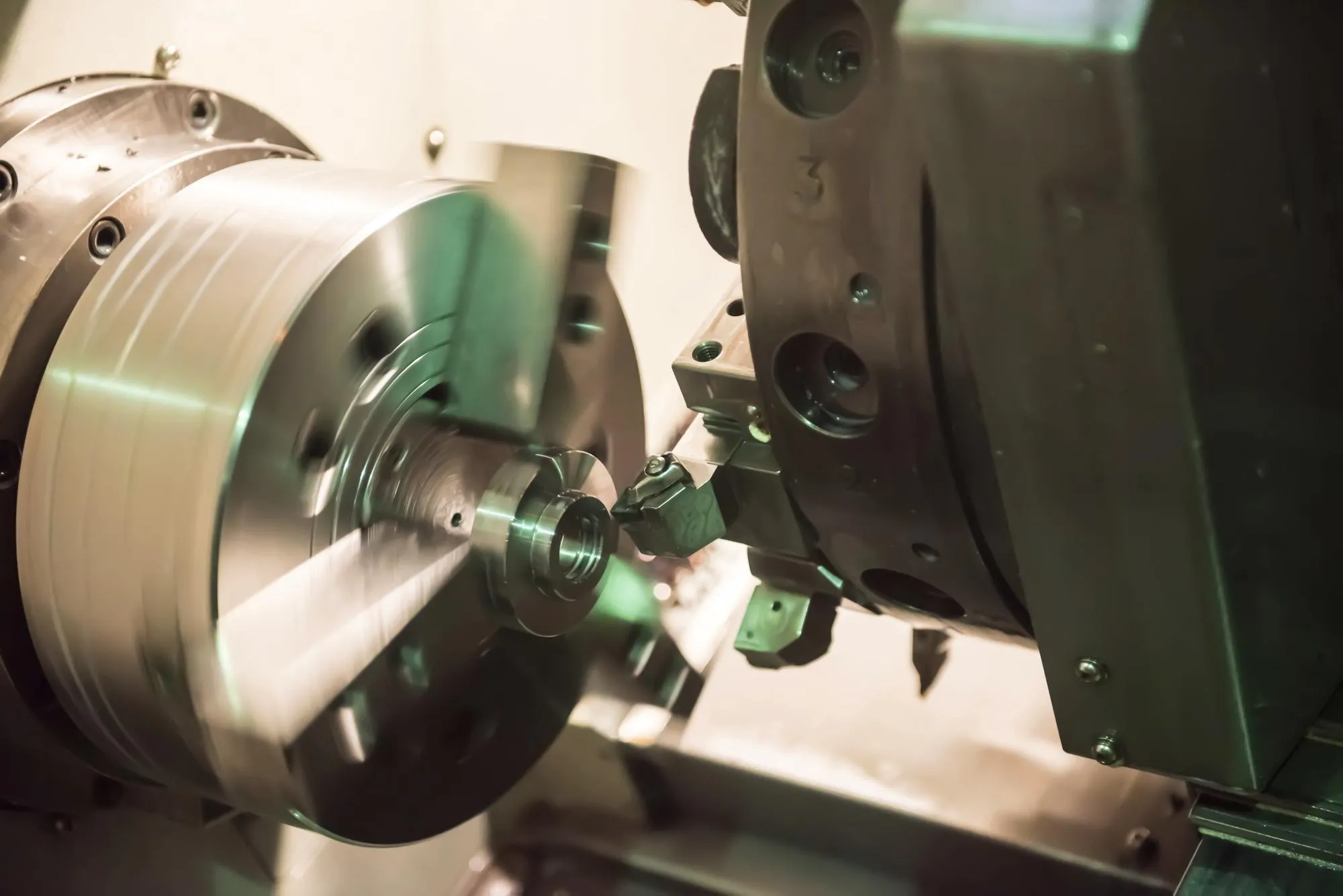 Machine de usinage CNC en fonctionnement, réalisant des découpes de précision sur une pièce métallique.