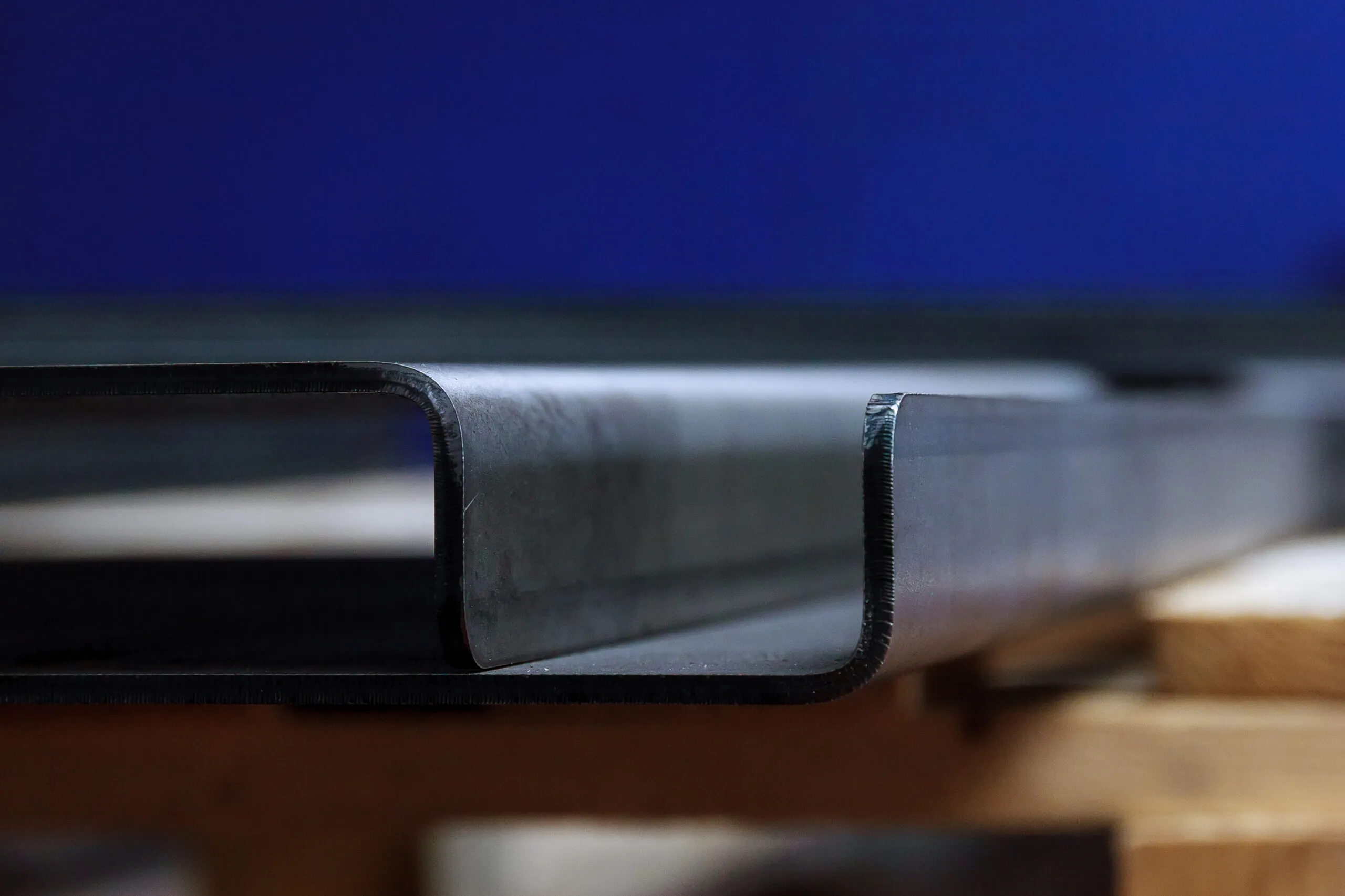 Profilé en acier cintré, montrant le processus de courbure pour des applications industrielles ou architecturales.