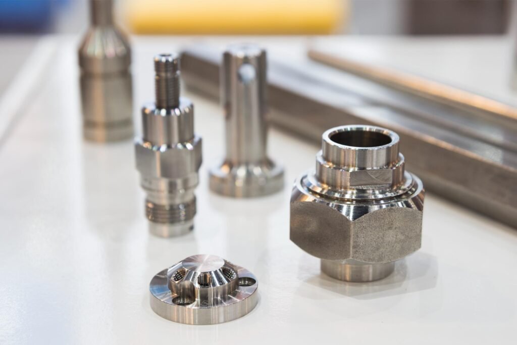 Fabrication sur mesure d'un prototype métallique avec précision grâce à la découpe laser.