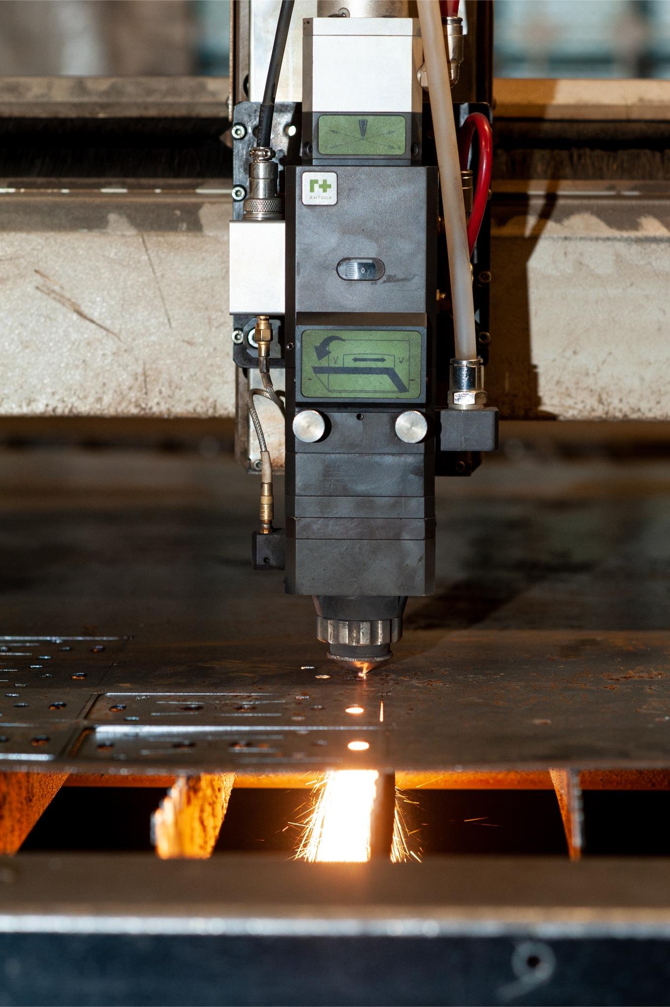 Équipement de découpe métal laser montrant un faisceau laser