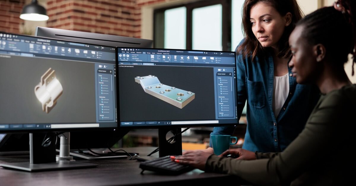 Ingénieur en train de réaliser une conception 3D métallique sur un logiciel de CAO