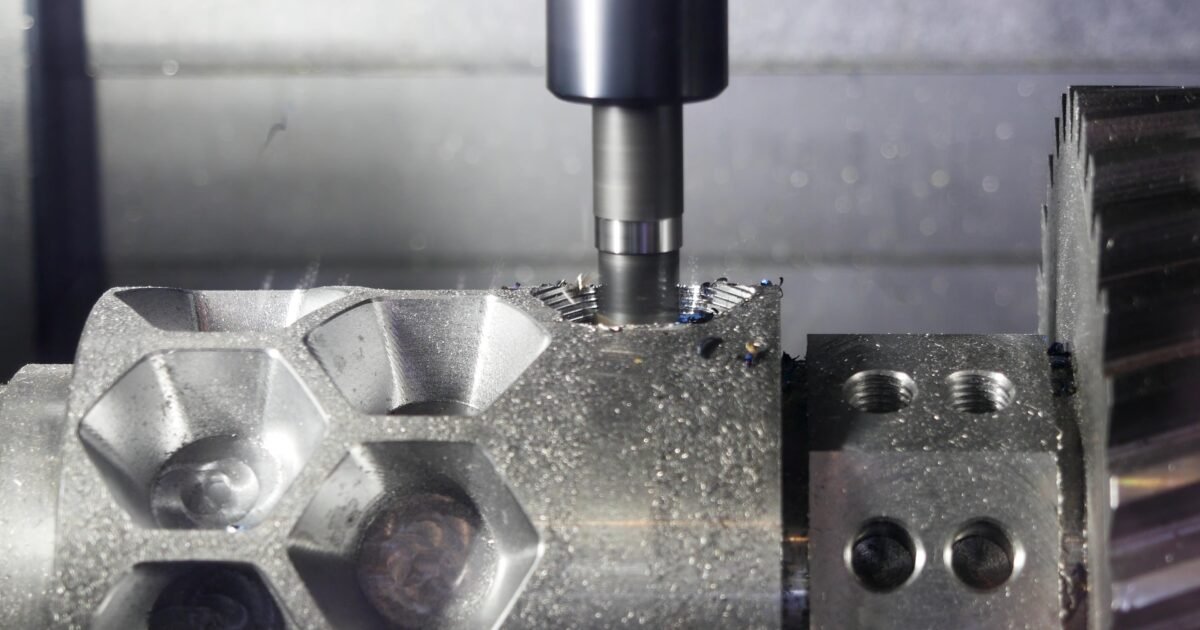Pièce métallique en cours d'usinage de précision sur une machine CNC