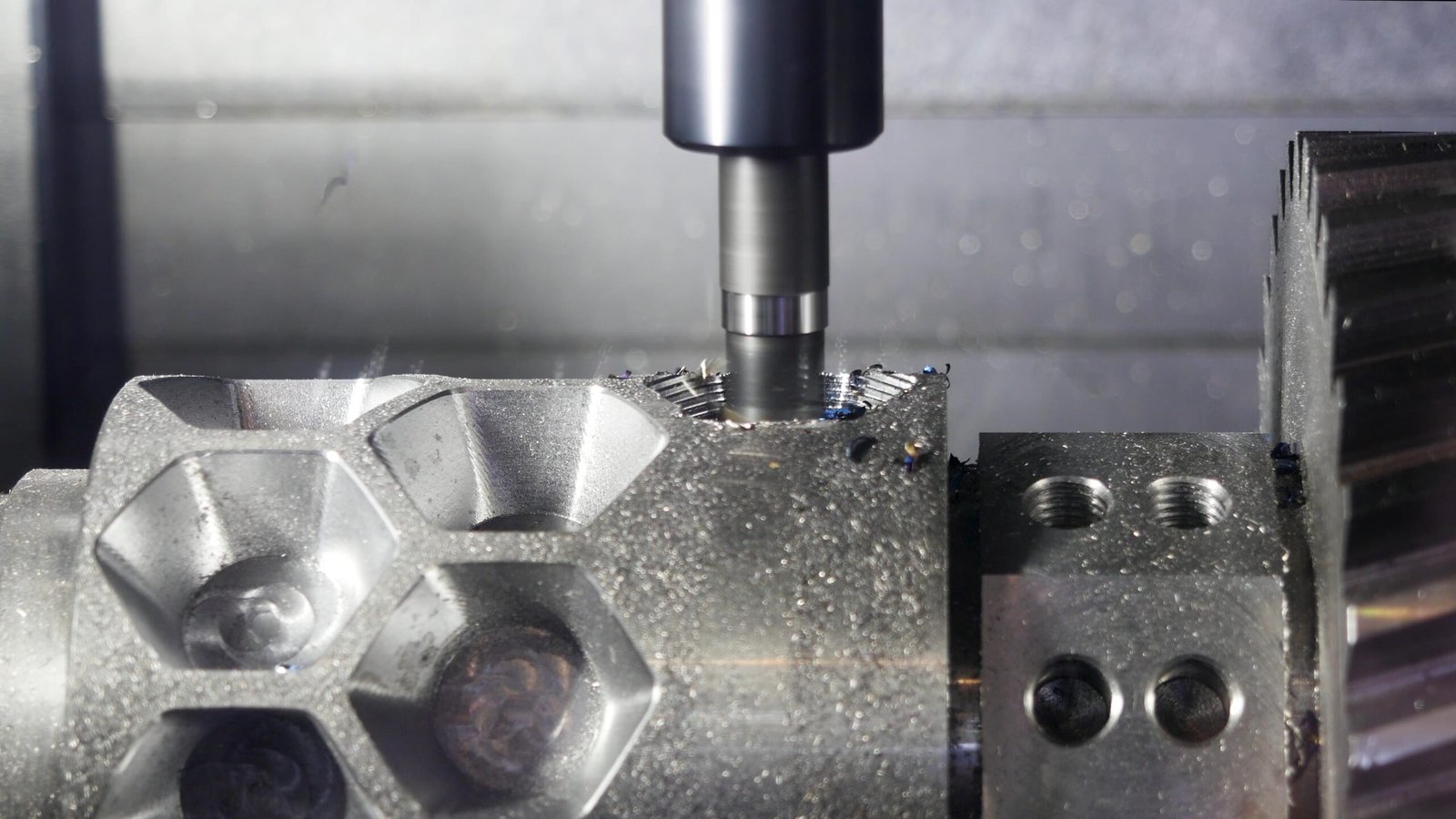 Pièce métallique en cours d'usinage de précision sur une machine CNC