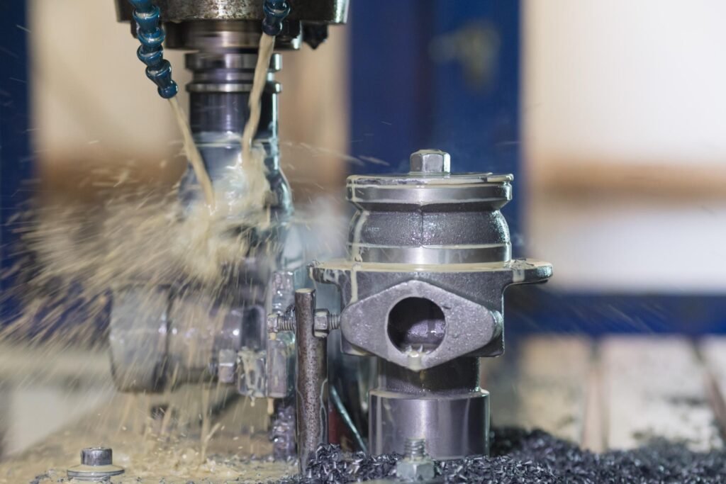 Pièce en métal en cours de fraisage sur une fraiseuse CNC