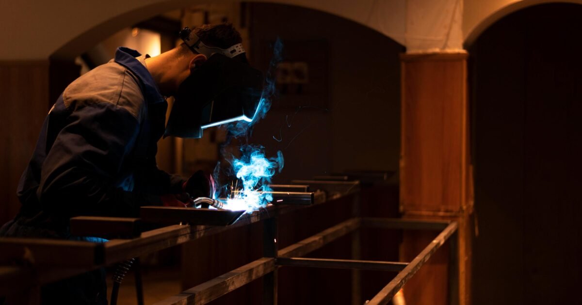 Ouvrier spécialisé travaillant en chaudronnerie industrielle