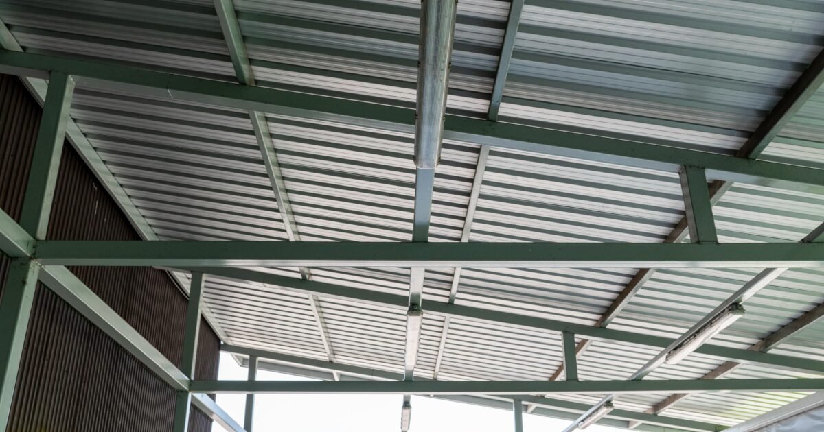 Une charpente métallique avec un toit en tôle est une structure composée d'un cadre en métal