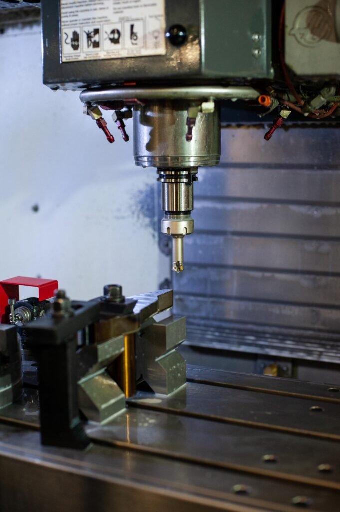 Fraiseuse, une machine d'usinage essentielle utilisée pour sculpter et façonner des matériaux