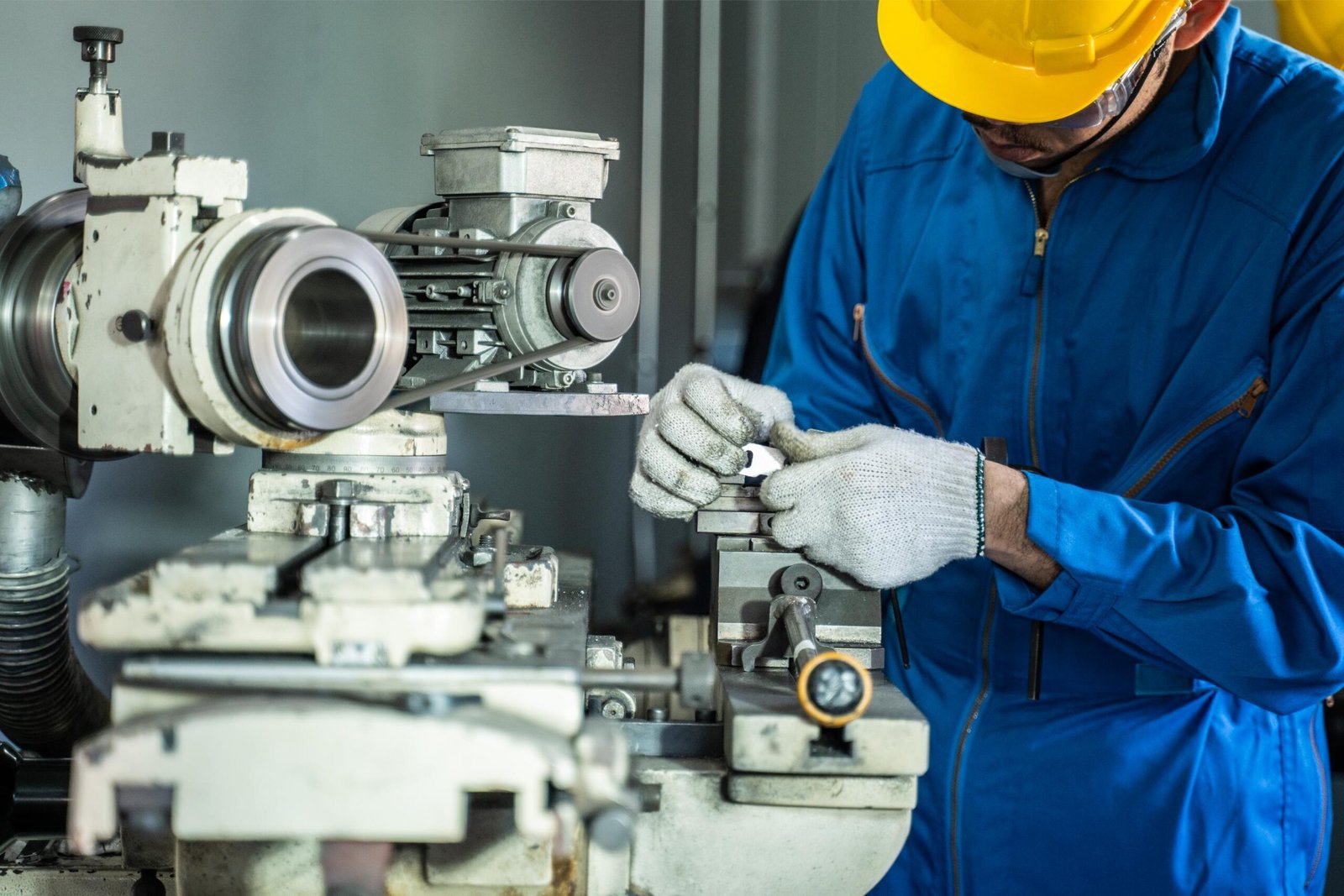 Ouvrier en atelier effectuant un montage assemblage mécanique Maroc avec précision sur une fraiseuse