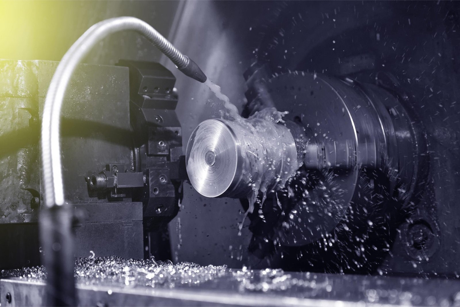 Usinage CNC d'une pièce métallique en cours de tournage dans un atelier d'une Entreprise d'Usinage de Précision