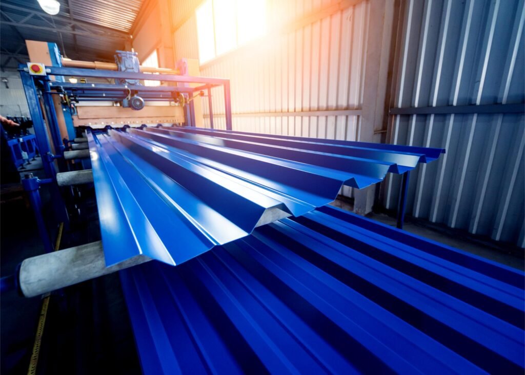 machine industrielle produisant des plaques de métal ondulées ou profilées