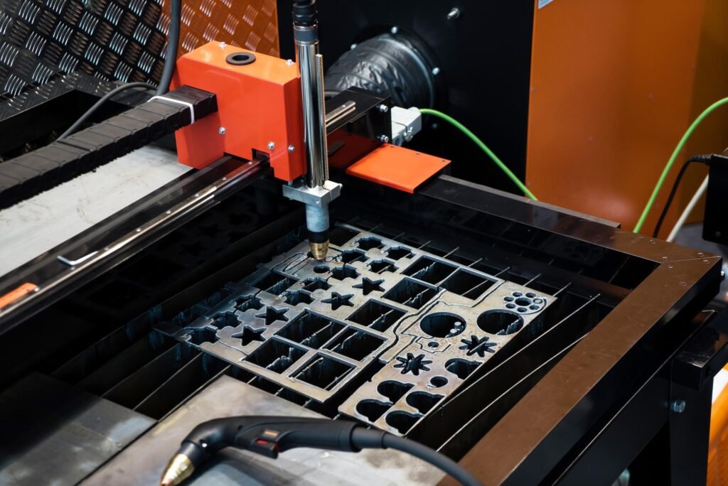 Processus de découpe laser au Maroc d'une plaque métallique