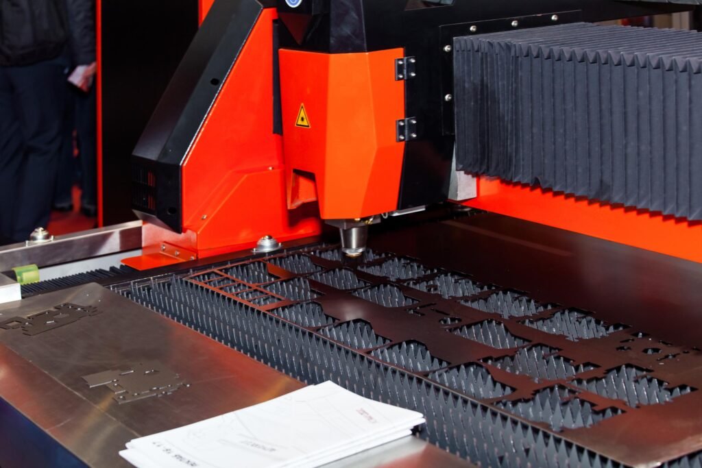 Machine de découpe laser en action sur une plaque métallique