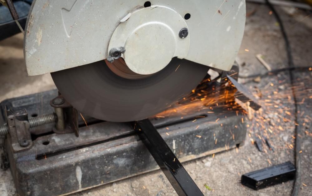 fabrication des pièces métallique avec une découpe