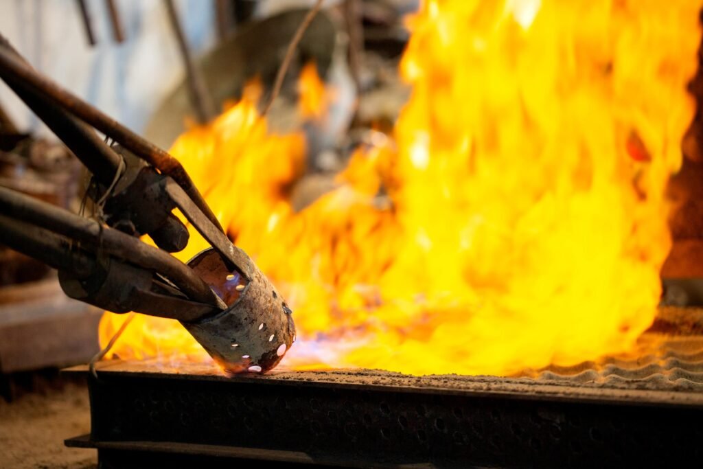 un four à flammes utilisé pour le soudage.